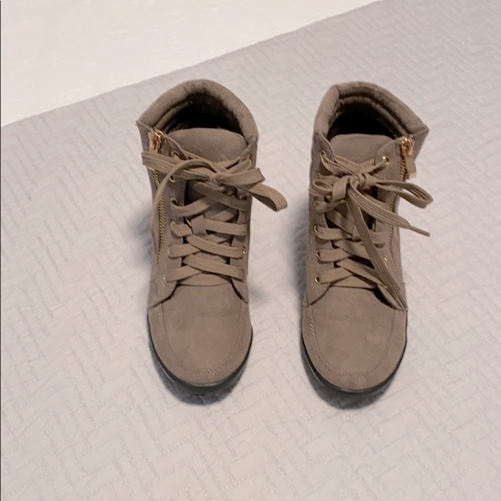 Gently used wedge tennis shoes